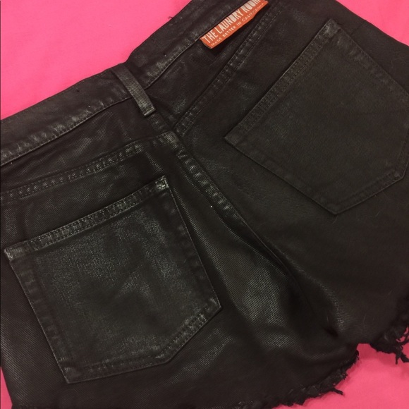 Short shorts - Picture 3 of 5